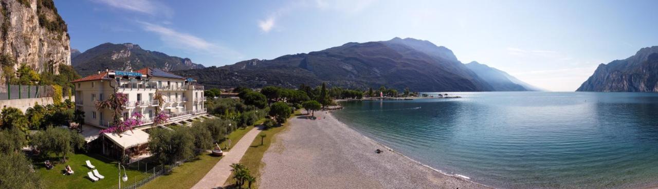 Hotel Baia Azzurra - Lake Front Torbole Sul Garda Exterior photo